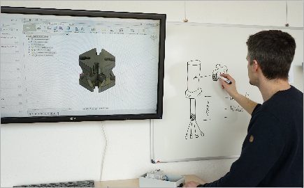 Pahling-Mitarbeiterin am Whiteboard — Verfahren aus einer Hand planen